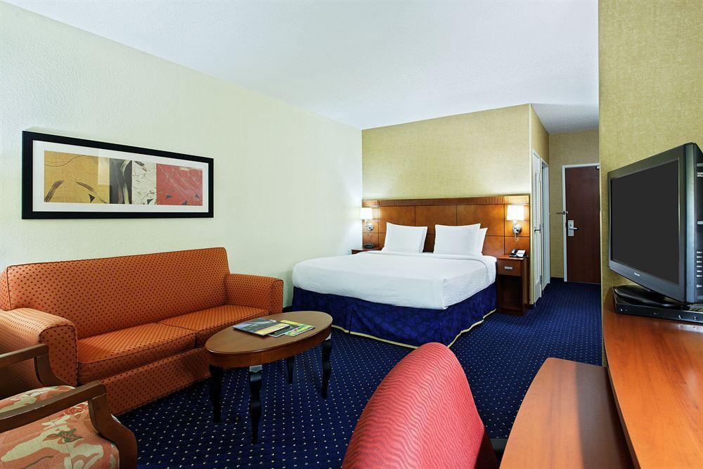 Courtyard Austin Airport Hotel Exterior photo