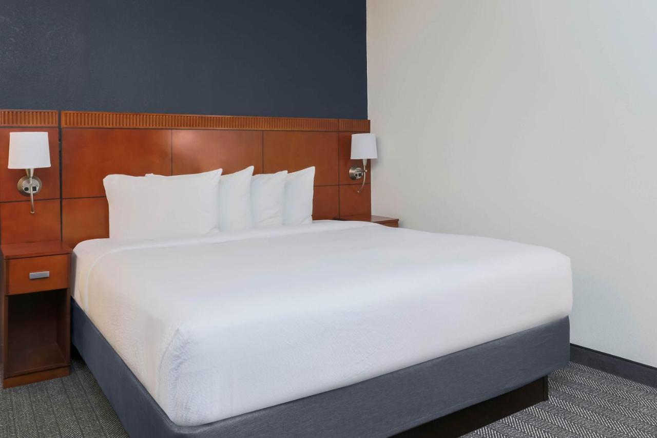 Courtyard Austin Airport Hotel Exterior photo
