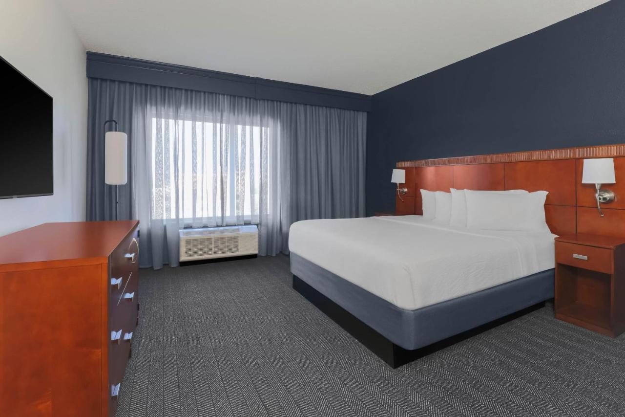 Courtyard Austin Airport Hotel Exterior photo