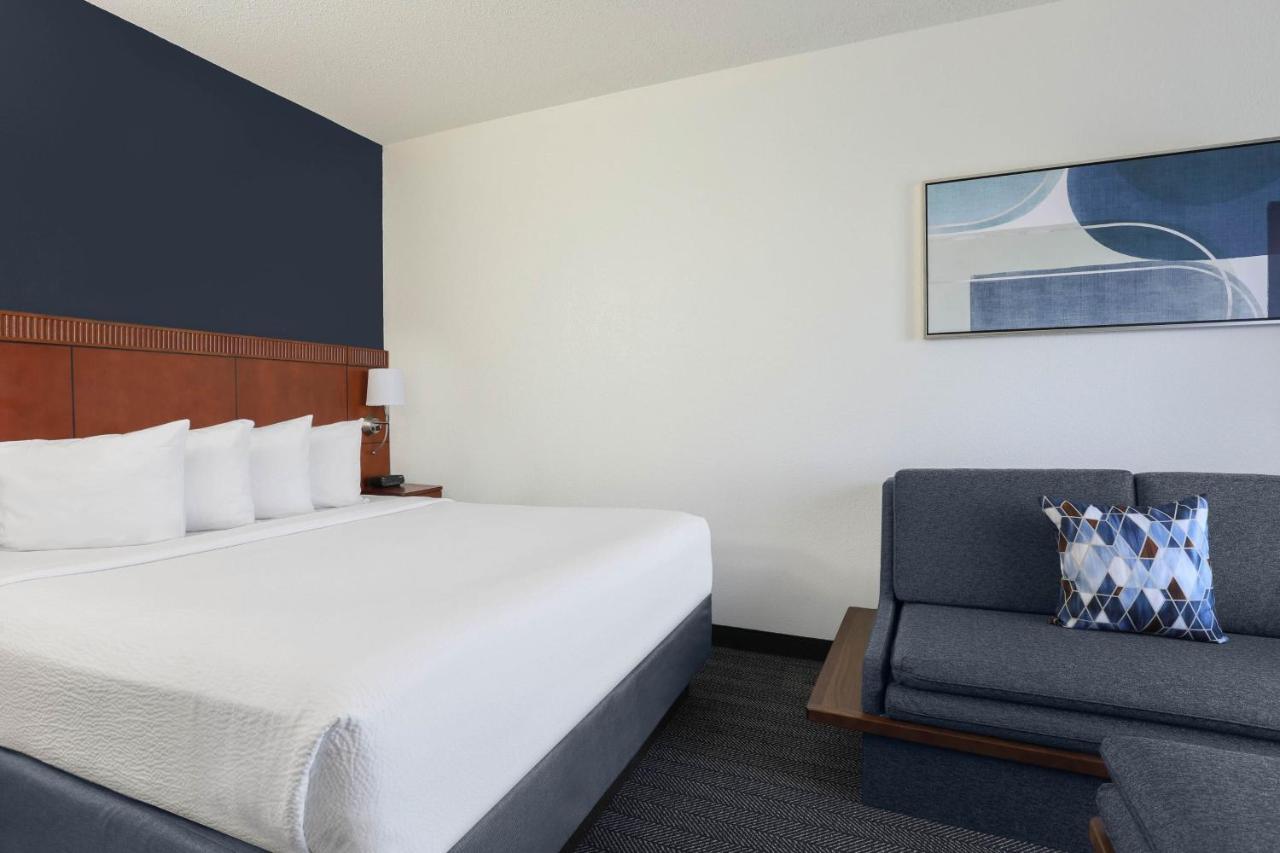 Courtyard Austin Airport Hotel Exterior photo