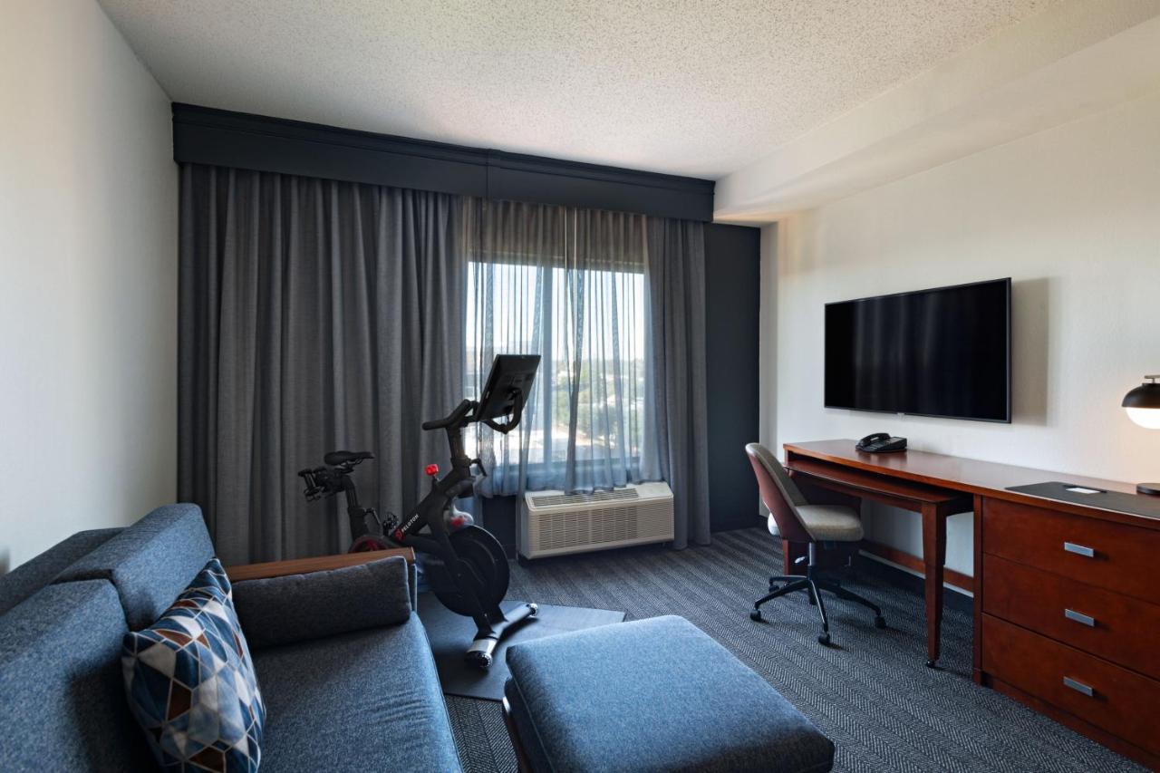 Courtyard Austin Airport Hotel Exterior photo