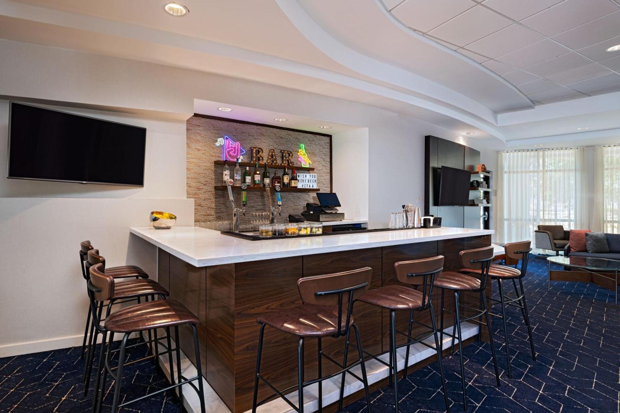 Courtyard Austin Airport Hotel Exterior photo