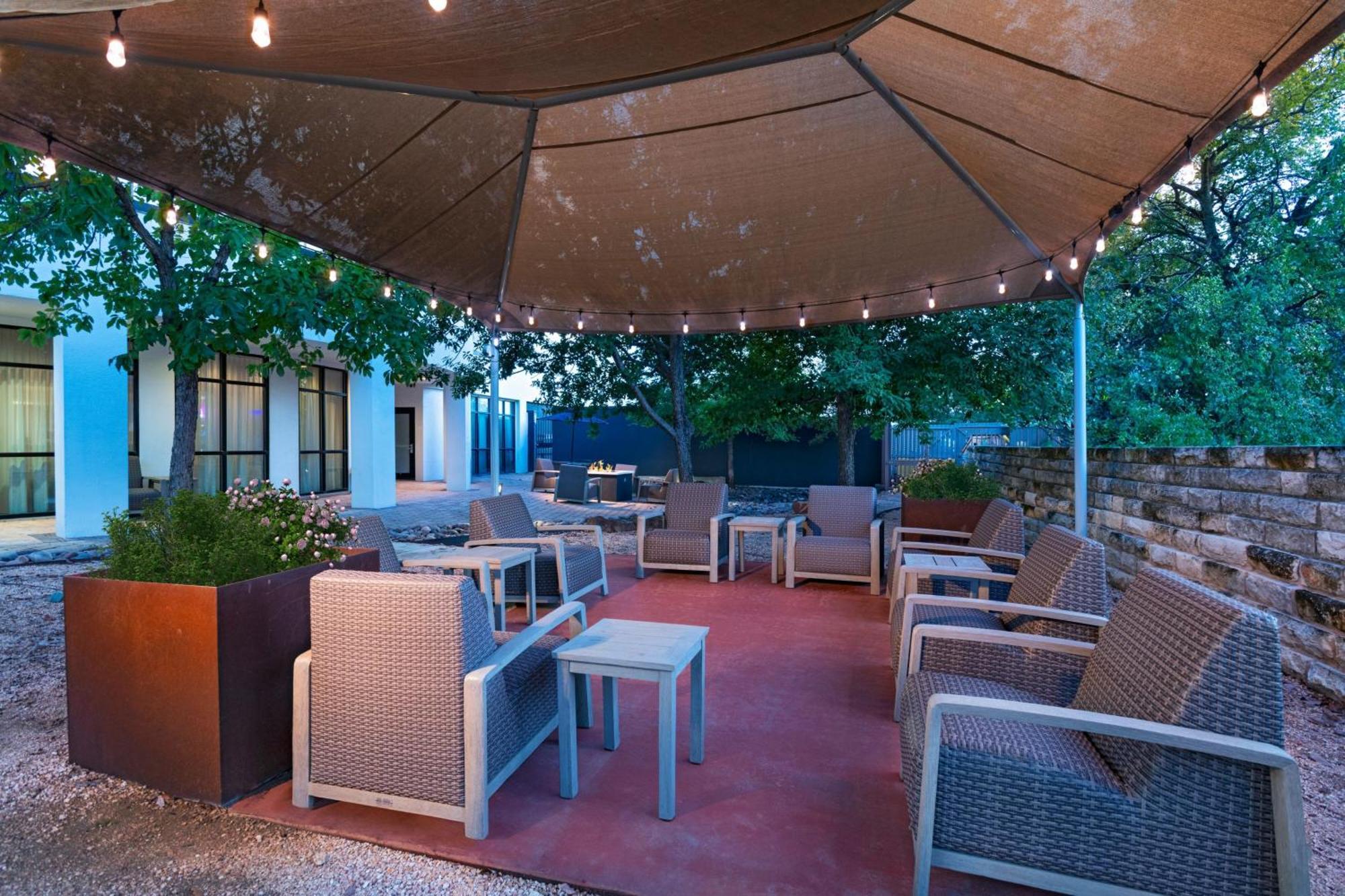 Courtyard Austin Airport Hotel Exterior photo