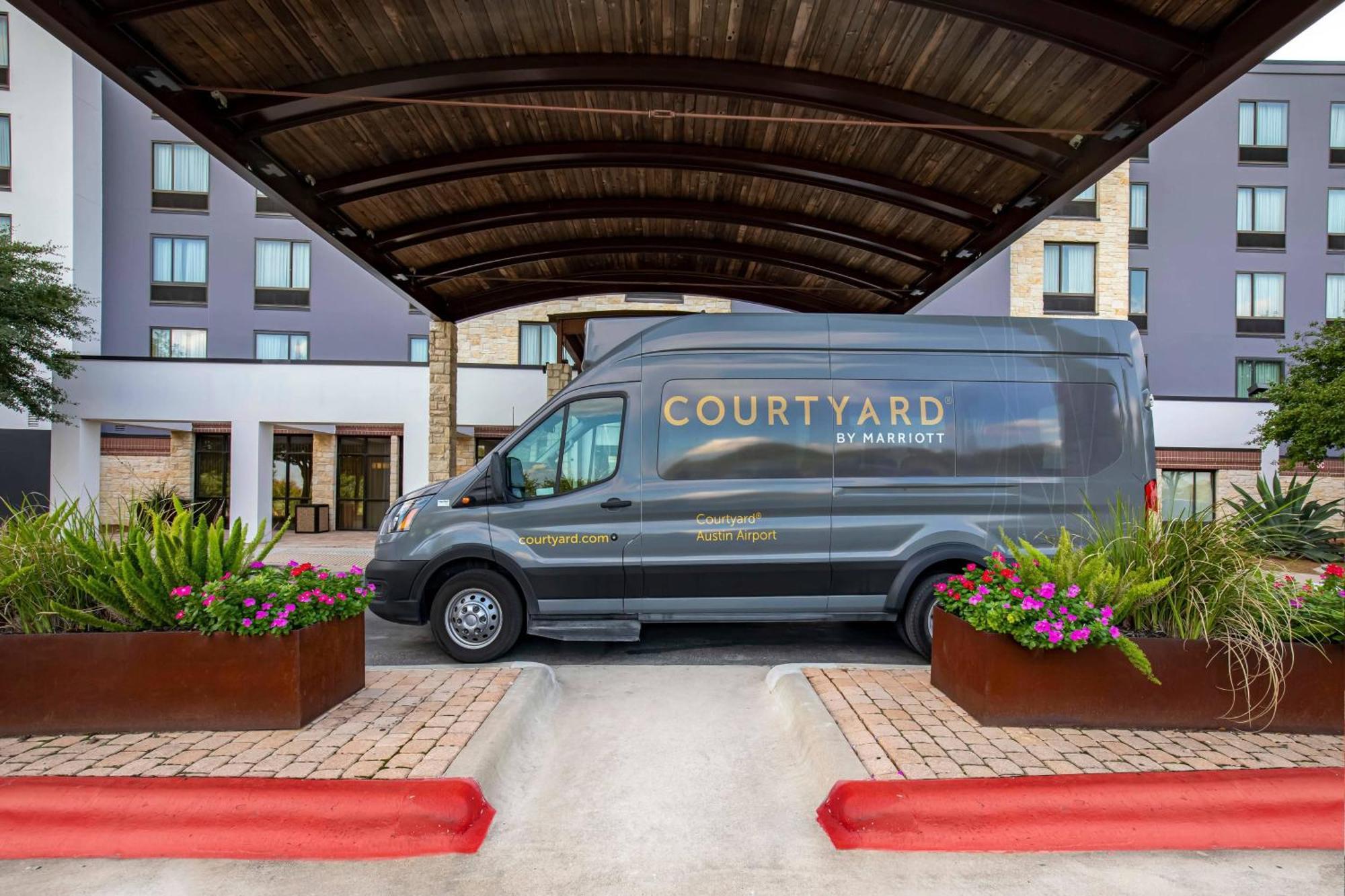 Courtyard Austin Airport Hotel Exterior photo
