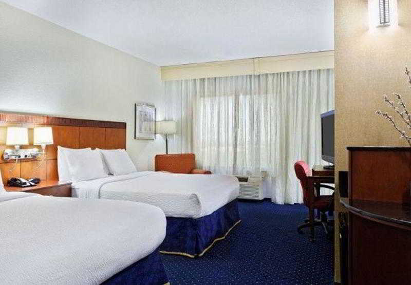 Courtyard Austin Airport Hotel Exterior photo