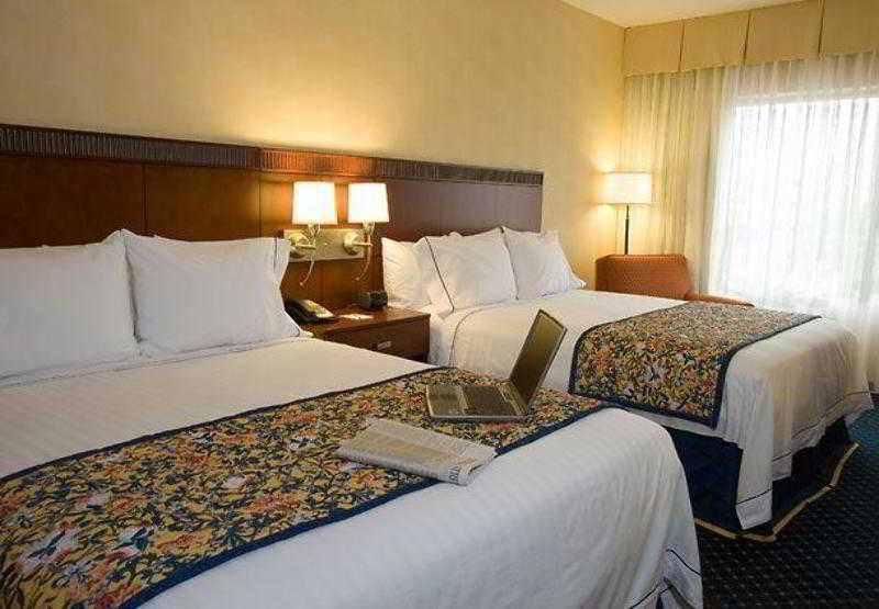 Courtyard Austin Airport Hotel Room photo