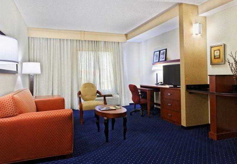 Courtyard Austin Airport Hotel Exterior photo