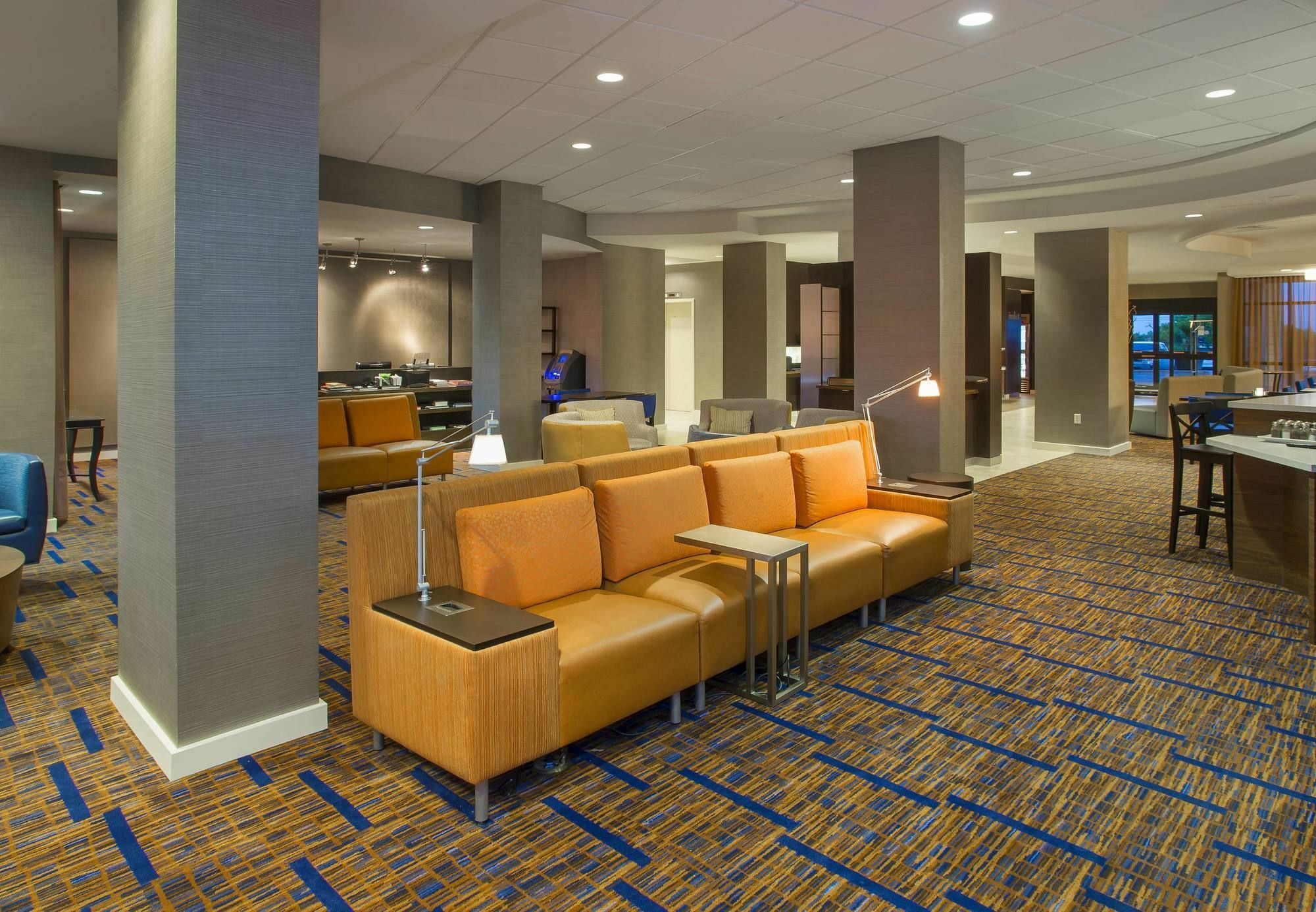 Courtyard Austin Airport Hotel Exterior photo