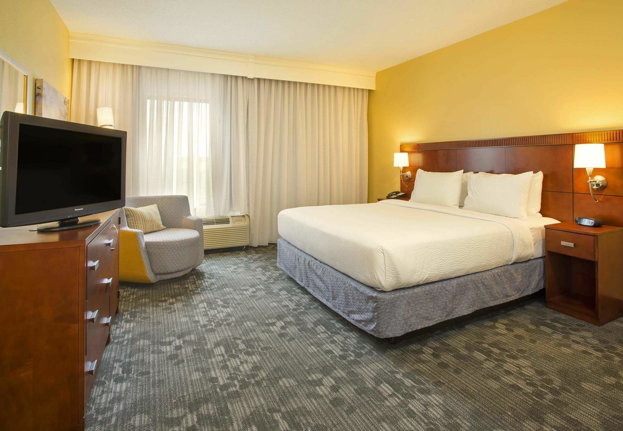 Courtyard Austin Airport Hotel Exterior photo